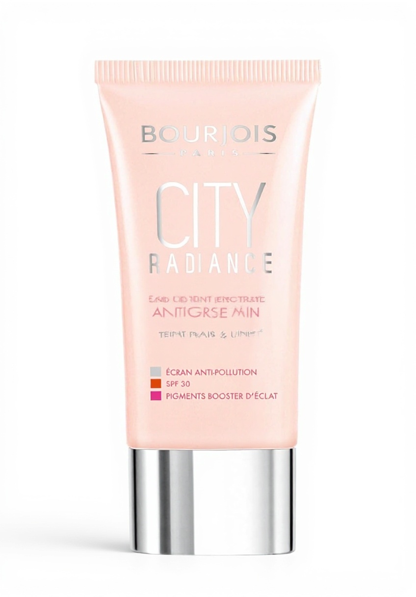 Application du fond de teint City Radiance sur le visage