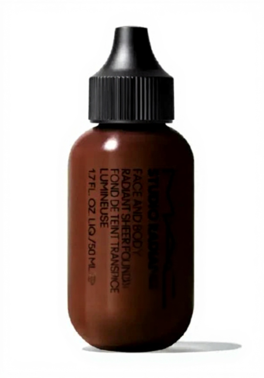 Application du fond de teint Studio Radiance sur le visage