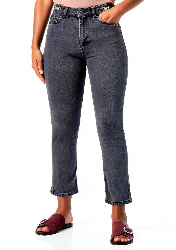 Jeans femme Naf Naf sans doublure gris délavé confort posé sur une table en bois